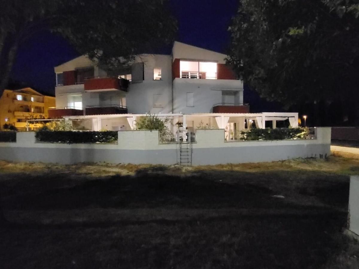 Apartman Magnolija อูมัค ภายนอก รูปภาพ