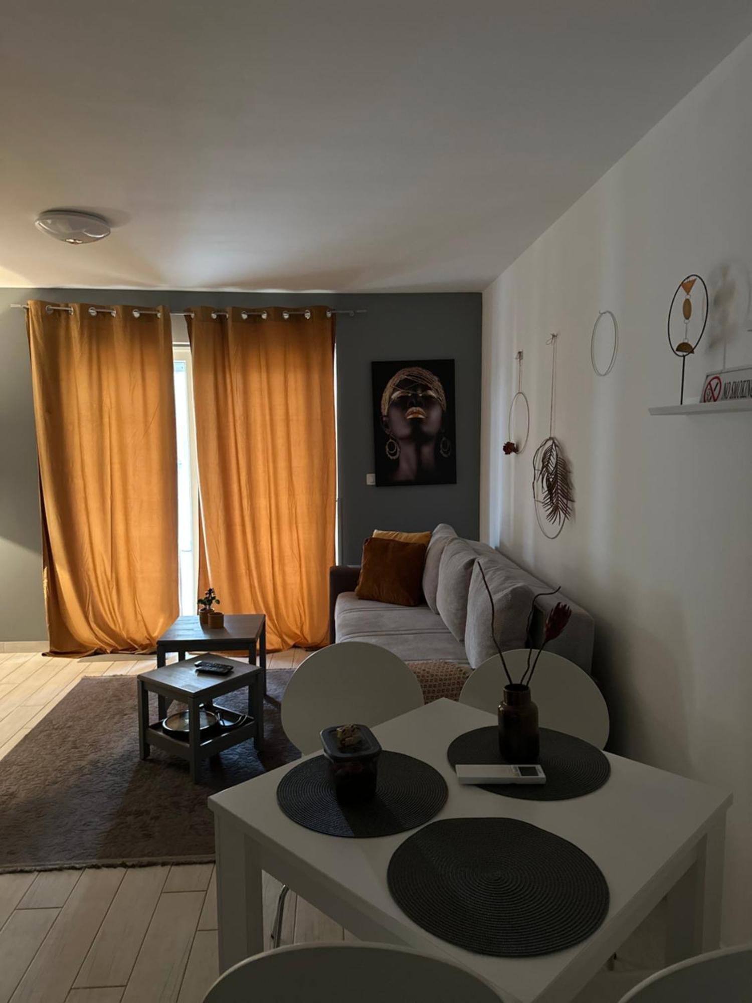 Apartman Magnolija อูมัค ภายนอก รูปภาพ